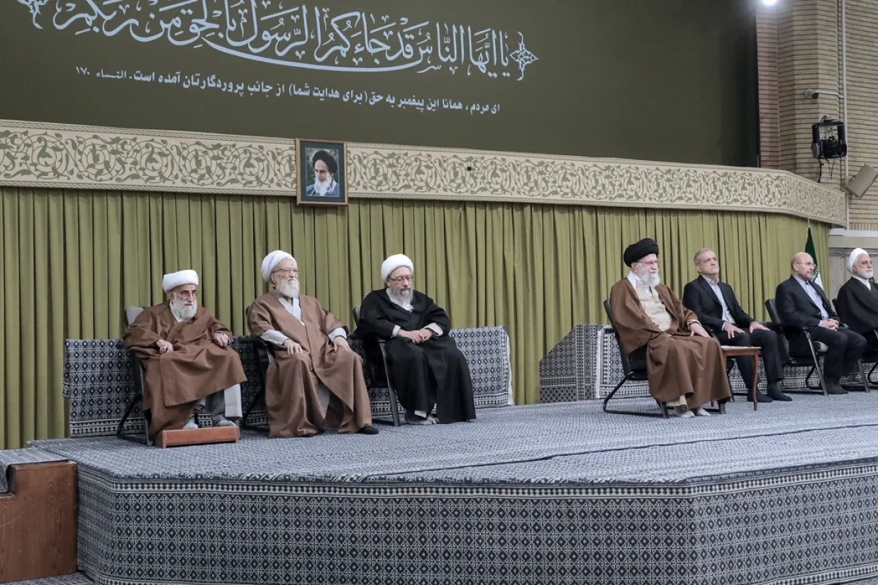 علی خامنه‌ای در دیدار با سران سه قوه جمهوری اسلامی و سفرای کشورهای اسلامی، بار دیگر آتش‌بس در غزه را شکست اسرائیل خواند و بر ضرورت پرهیز از «دوستی پنهان» با آمریکا سخن گفت.