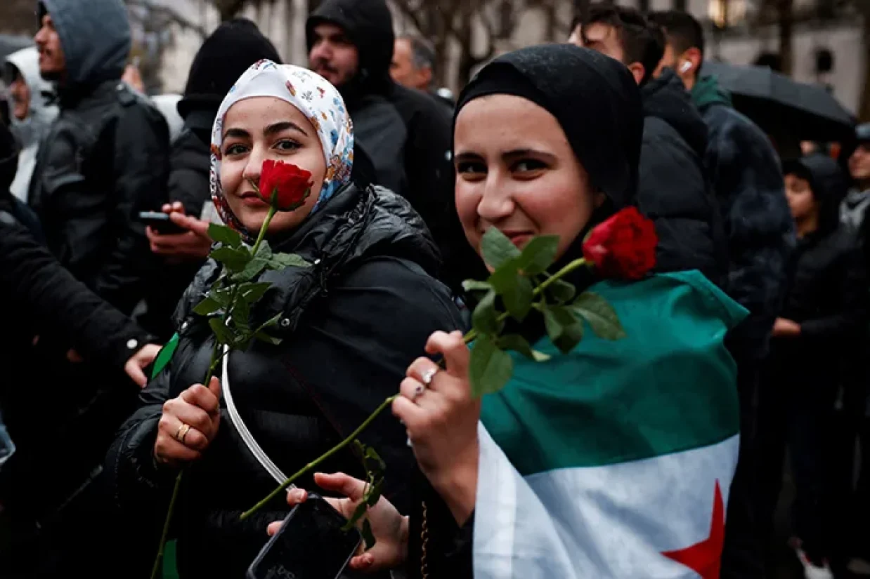 متعاقب آن‌که مخالفان در پی یک پیشروی چشمگیر وارد پایتخت شدند، مردم در دمشق دست به تجمع زدند تا سقوط دولت بشار اسد را با سر دادن شعار، دعا و تیر هوایی جشن بگیرند.