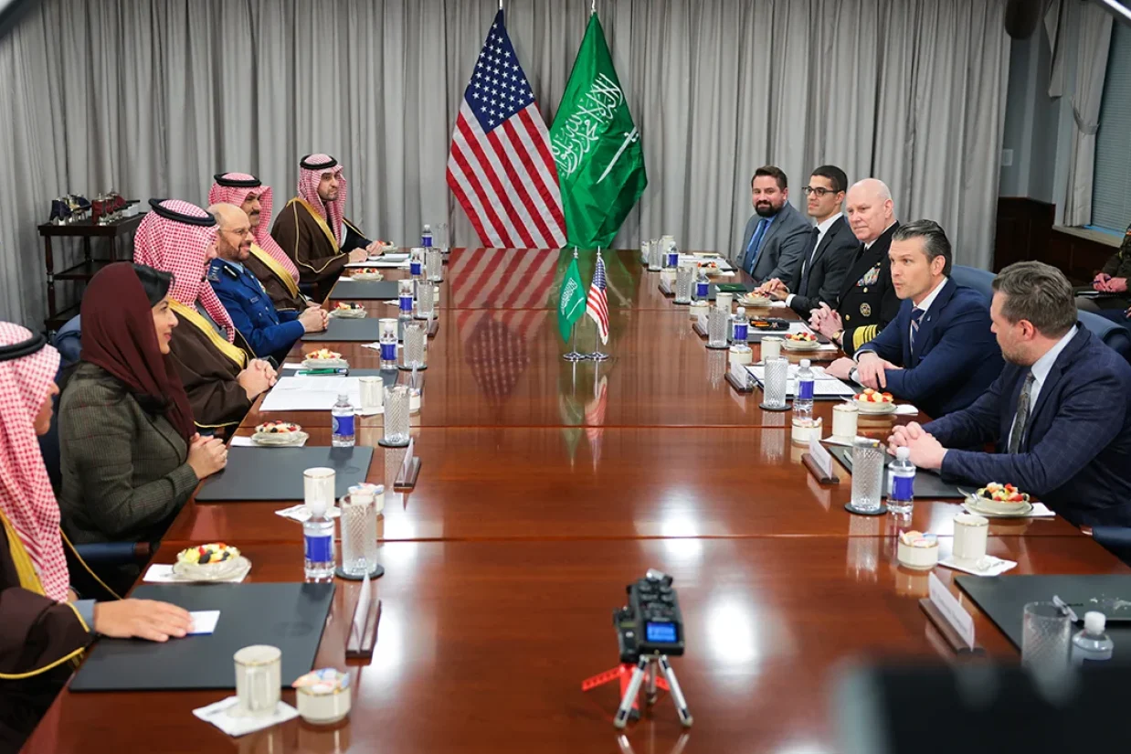 شاهزاده خالد بن سلمان، وزیر دفاع عربستان و پیت هگست، وزیر دفاع آمریکا در واشنگتن درباره همکاری‌های دفاعی و تحولات بین‌المللی گفت‌وگو کردند.