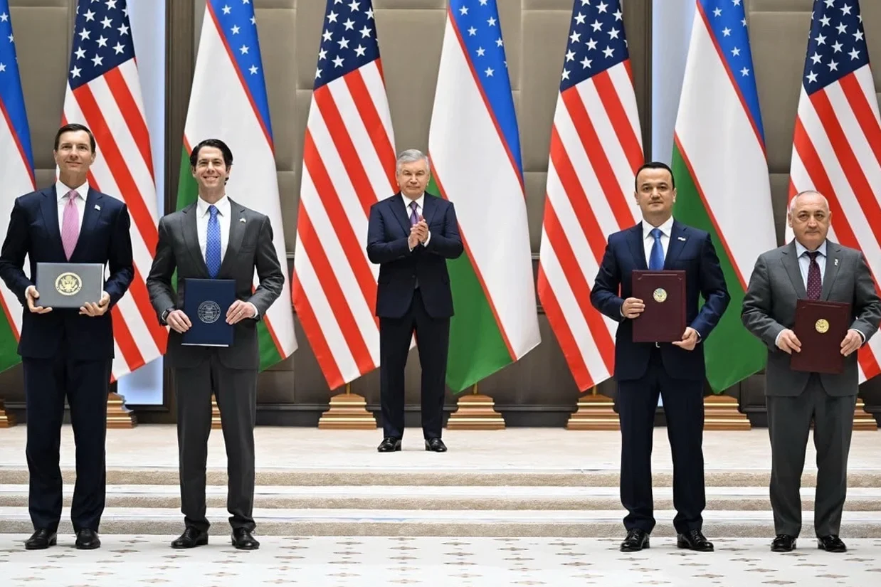 از چپ به راست: بن بلک، مدیرعامل شرکت مالی توسعه بین‌المللی ایالات متحده (U.S. International Development Finance Corporation)، جان یوانوویچ، رئیس بانک صادرات و واردات آمریکا، شوکت میرضیایف، رئیس‌جمهور ازبکستان، عزیز قدرت‌اف، وزیر سرمایه‌گذاری ازبکستان، و شوخرات وفایف، مدیر اجرایی صندوق بازسازی ازبکستان، در مراسم امضای توافق برای راه‌اندازی یک پلتفرم مشترک سرمایه‌گذاری، برای عکس یادگاری ژست گرفته‌اند. این مراسم در ۱۶ ژوئن ۲۰۲۶ در تاشکند، ازبکستان برگزار شد.(Courtesy of the Export–Import Bank of the United States)
