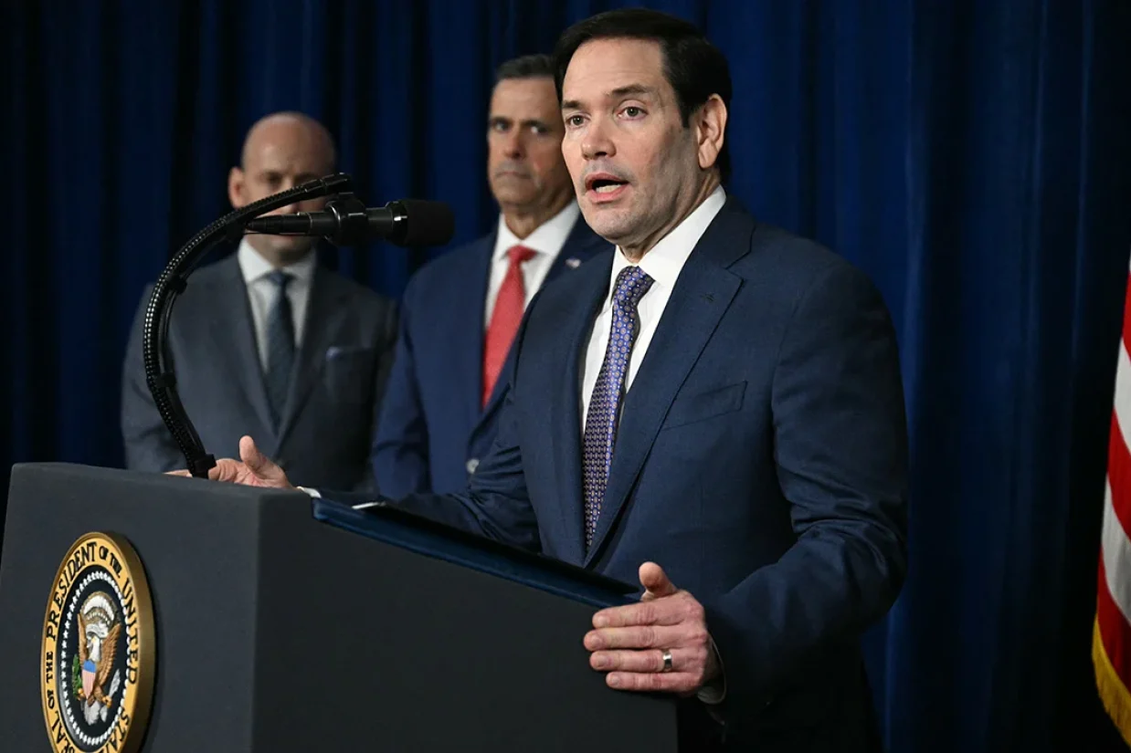 مارکو روبیو، وزیر امور خارجه آمریکا، روز یکشنبه در گفت‌وگو با شبکه ان‌بی‌سی گفت ایالات متحده اجازه نخواهد داد کشوری در نیم‌کره غربی به پایگاهی برای فعالیت دشمنان جهانی آمریکا، از جمله چین، ایران و روسیه، تبدیل شود.
