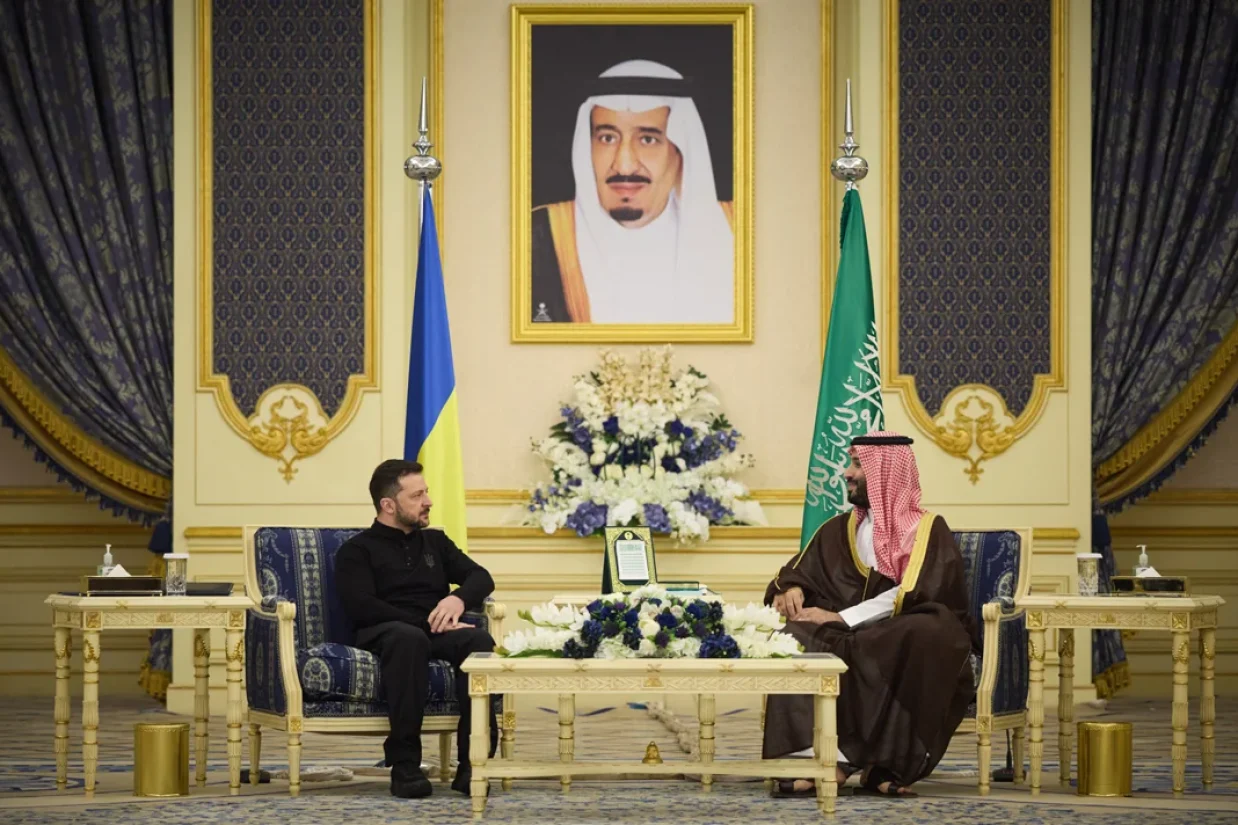 زلنسکی در رسانه‌های اجتماعی اعلام کرد که روز دوشنبه با محمد بن سلمان، ولیعهد عربستان سعودی، دیدار کرده و درباره «مسائل دوجانبه و همکاری با دیگر شرکا» گفت‌وگو کرده است.