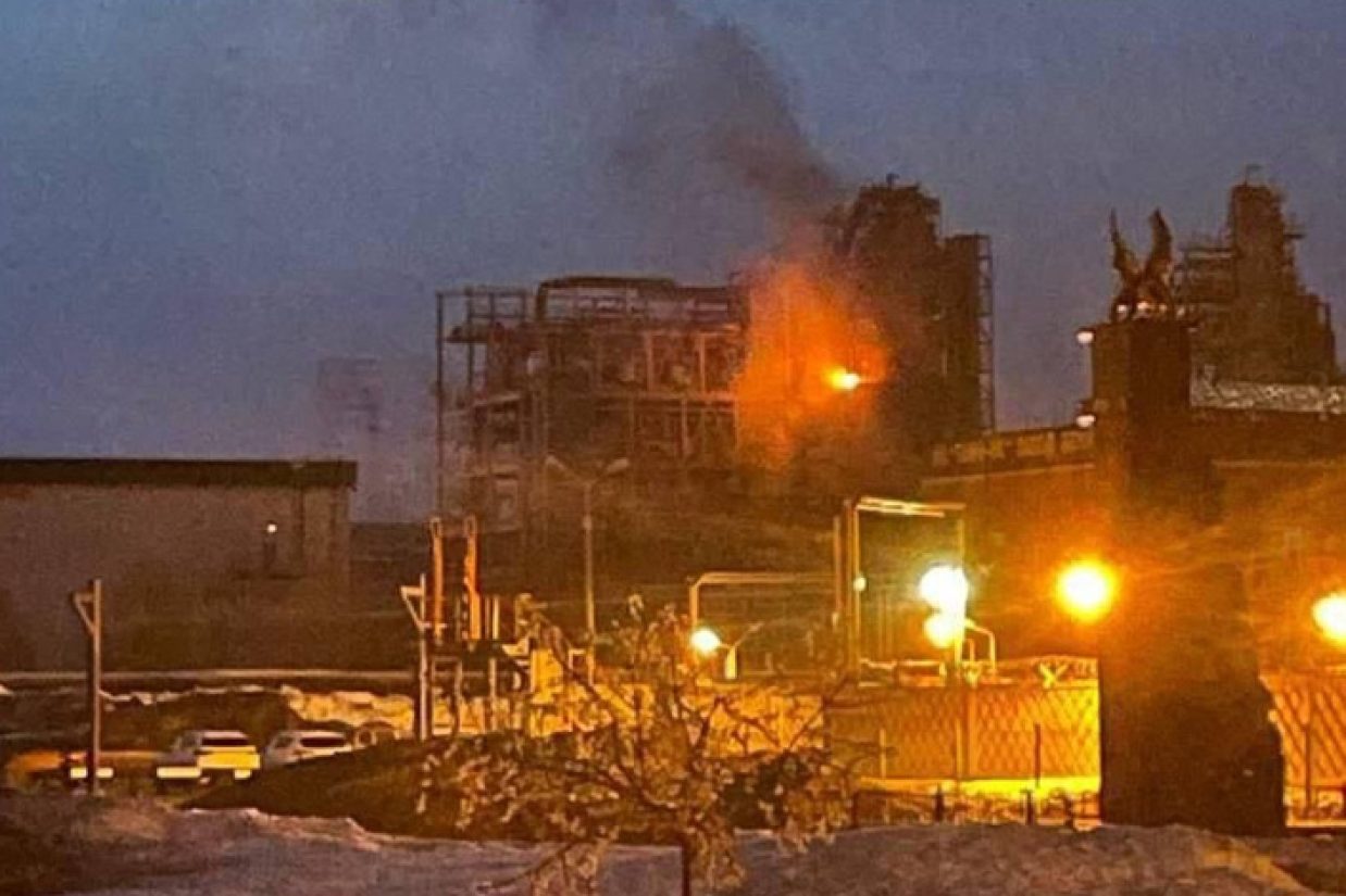 پهپادهای اوکراینی روز سه شنبه به سومین پالایشگاه بزرگ نفت روسیه در حدود ۱۳۰۰ کیلومتر دورتر از خطوط مقدم حمله کردند و به یک واحد اصلی که روزانه حدود ۱۵۵۰۰۰ بشکه پالایش نفت خام را پردازش می‌‌‌‏کند، اصابت کردند.