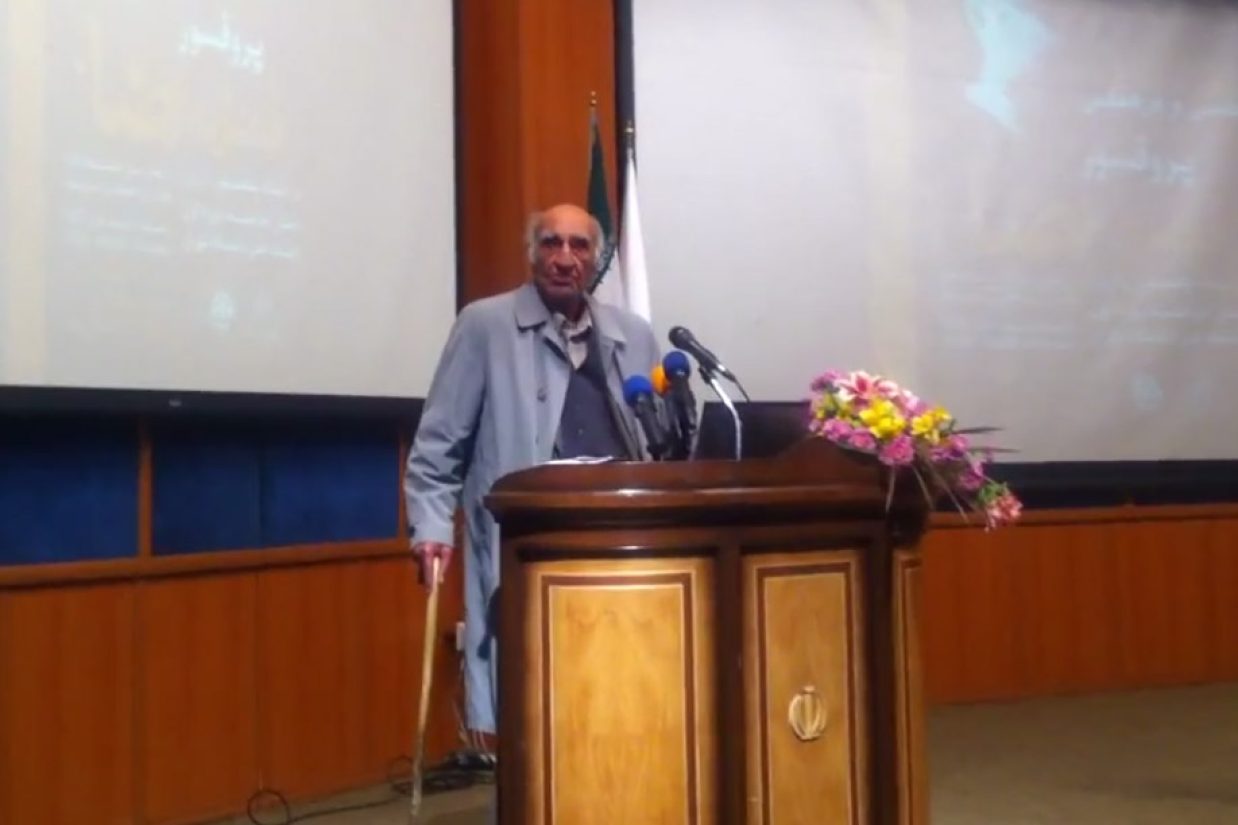 «محمدابراهیم باستانی پاریزی»، نویسنده، مورخ، پژوهشگر، شاعر و استاد بازنشسته‌ی دانشگاه تهران. (اسکرین‌‌‌‌‌‌‌‌‏شات/یوتیوب)