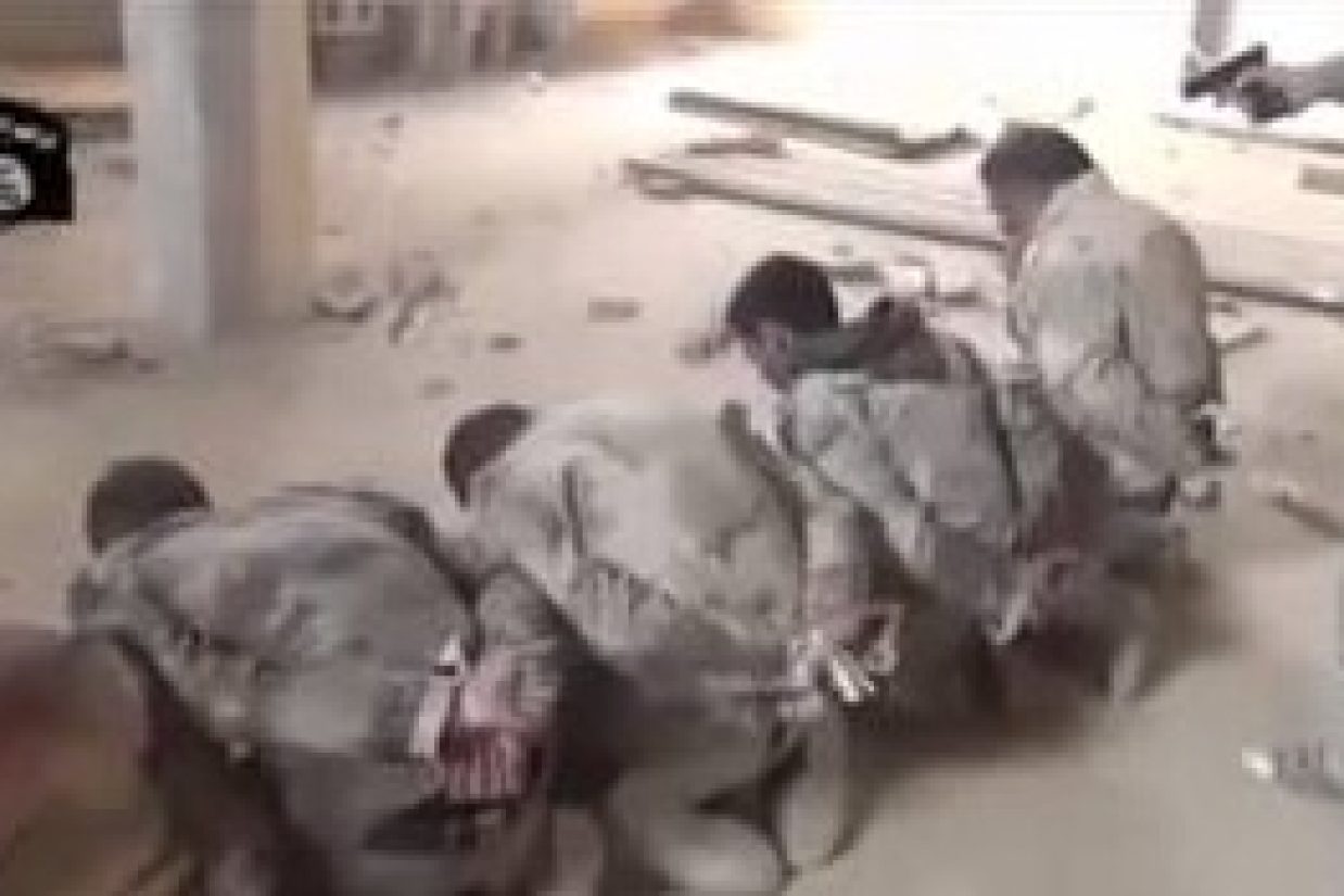 در این تصاویر افرادی که کشته می‌شوند قبل از قتل وادار به حمایت از داعش می‌شوند.(اسکرین‌‌‌‌‌‌‌‌‏شات/یوتیوب)