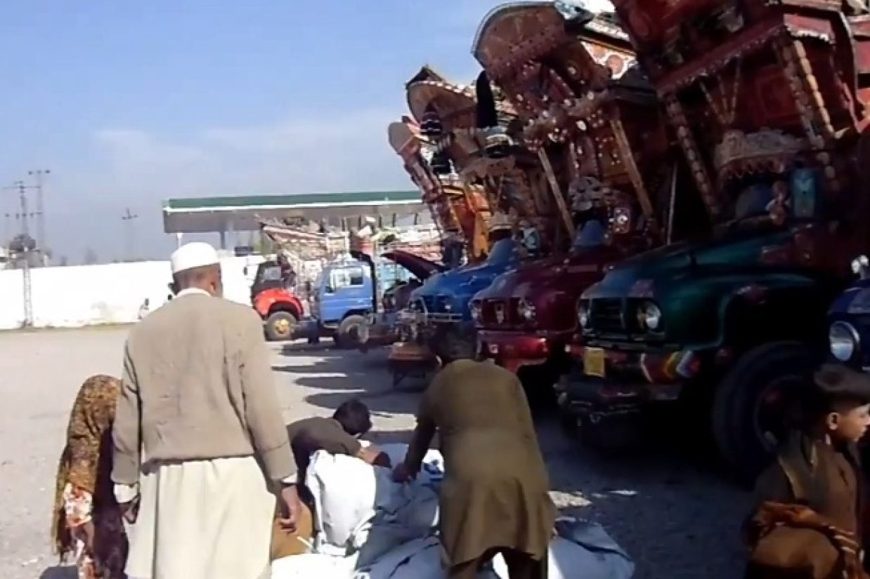 ۲۴ هزار مهاجر افغان ناچار به ترک پاکستان شدند (screenshot/Youtube)