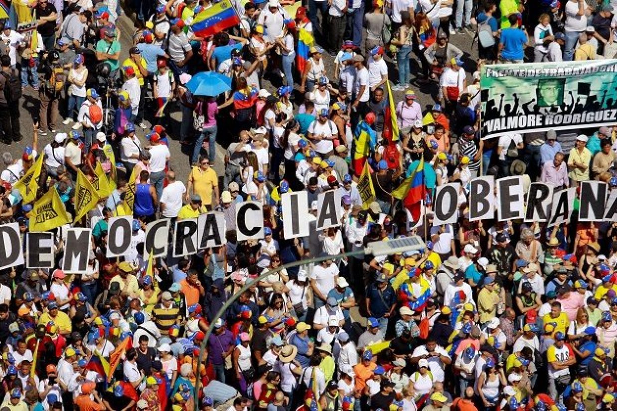 تظاهرات مخالفان مادورو در ونزوئلا، دوم فوریه ۲۰۱۹ (Adriana Loureiro/REUTERS)