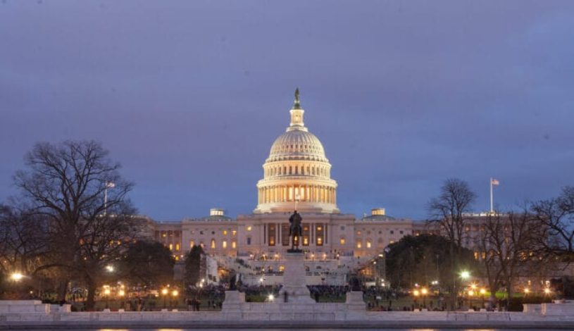 (JHSmith-Cartio) عصر روز 6 ژانویه 2021، عمارت کنگره ایالات متحده در واشنگتن.