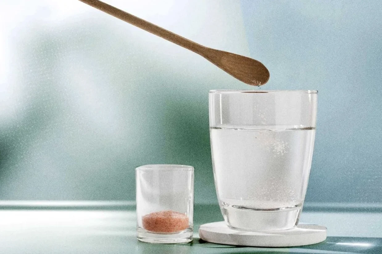 آب ساده همیشه بهترین گزینه آبرسانی نیست. ترکیب ساده شیره افرا، آب و نمک می‌تواند ورزشکاران و سالمندان را هیدراته نگه‌دارد.
