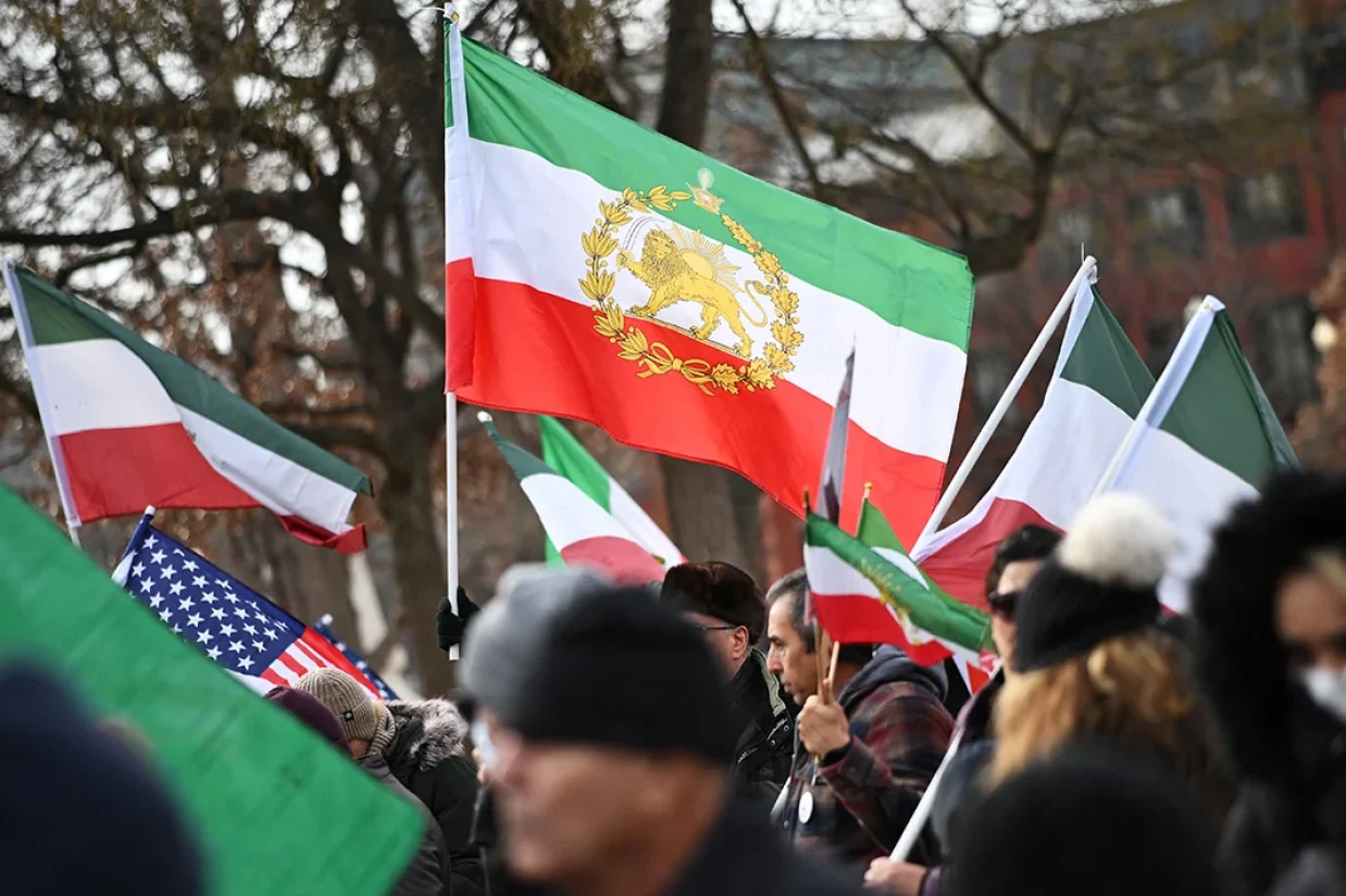 نیکیتا بیر، رئیس بخش محصول شبکه اجتماعی ایکس، امروز جمعه ۱۹ دی ۱۴۰۴، ابتدا در پاسخ به درخواست یک کاربر ایرانی که گفته بود پرچم ایموجی ایران را به شیر و خورشید تغییر دهید،‌ گفته بود که چند ساعت زمان دهید.