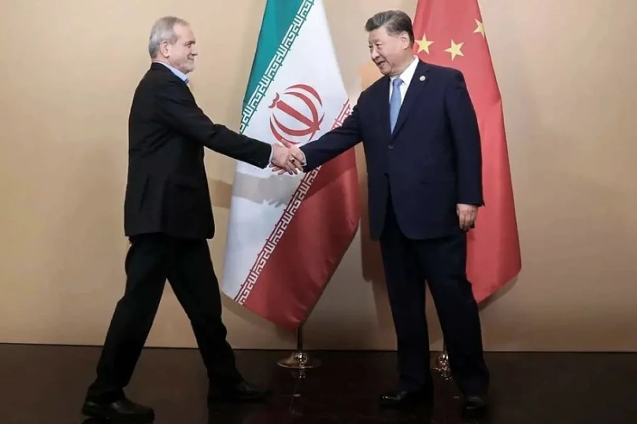 مسعود پزشکیان در حاشیه اجلاس بریکس با شی جین‌پینگ، پوتین و مودی دیدار کرد. او گفت «من شخصاً بر گسترش روابط با چین نظارت دارم و به همکارانم در رفع موانع احتمالی کمک خواهم کرد.»