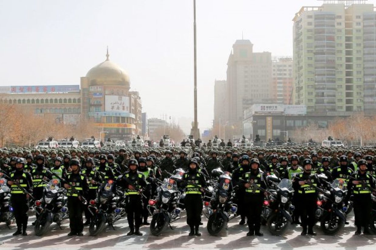 حضور گسترده پلیس چین در منطقه اویغور ایالت شین‌جیانگ. فوریه ۲۰۱۷ (STR/AFP/Getty Images)