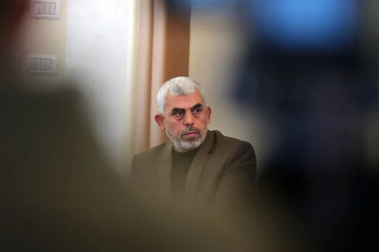 یحیی سنوار، مشهور به «قصاب خان ‌یونس»، یکی از برجسته‌ترین رهبران حماس و معمار حملات نظامی ۷ اکتبر علیه اسرائیل، سرانجام توسط نیروهای اسرائیلی کشته شد.