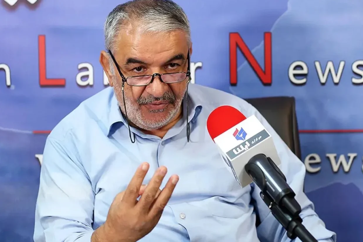 محمد نعیمی‌پور، یکی از دانشجویان دخیل در تسخیر سفارت آمریکا گفت او بعد از گذشت چند دهه از این اقدام حمایت می‌کند؛ زیرا امکان همکاری آمریکا برای بازگشت شاه به ایران وجود داشت و بقای جمهوری اسلامی در «خطر» بود.