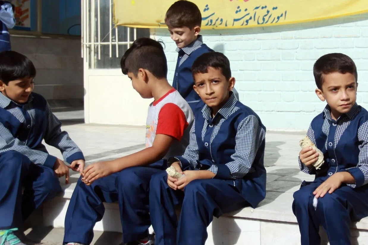 یک عضو هیئت‌علمی دانشگاه علوم پزشکی تهران گفت که افزایش قیمت‌ها و کاهش دسترسی به لبنیات و پروتئین، خطر چاقی، دیابت، فشار خون و بیماری‌های قلبی را در میان کودکان بالا برده است.