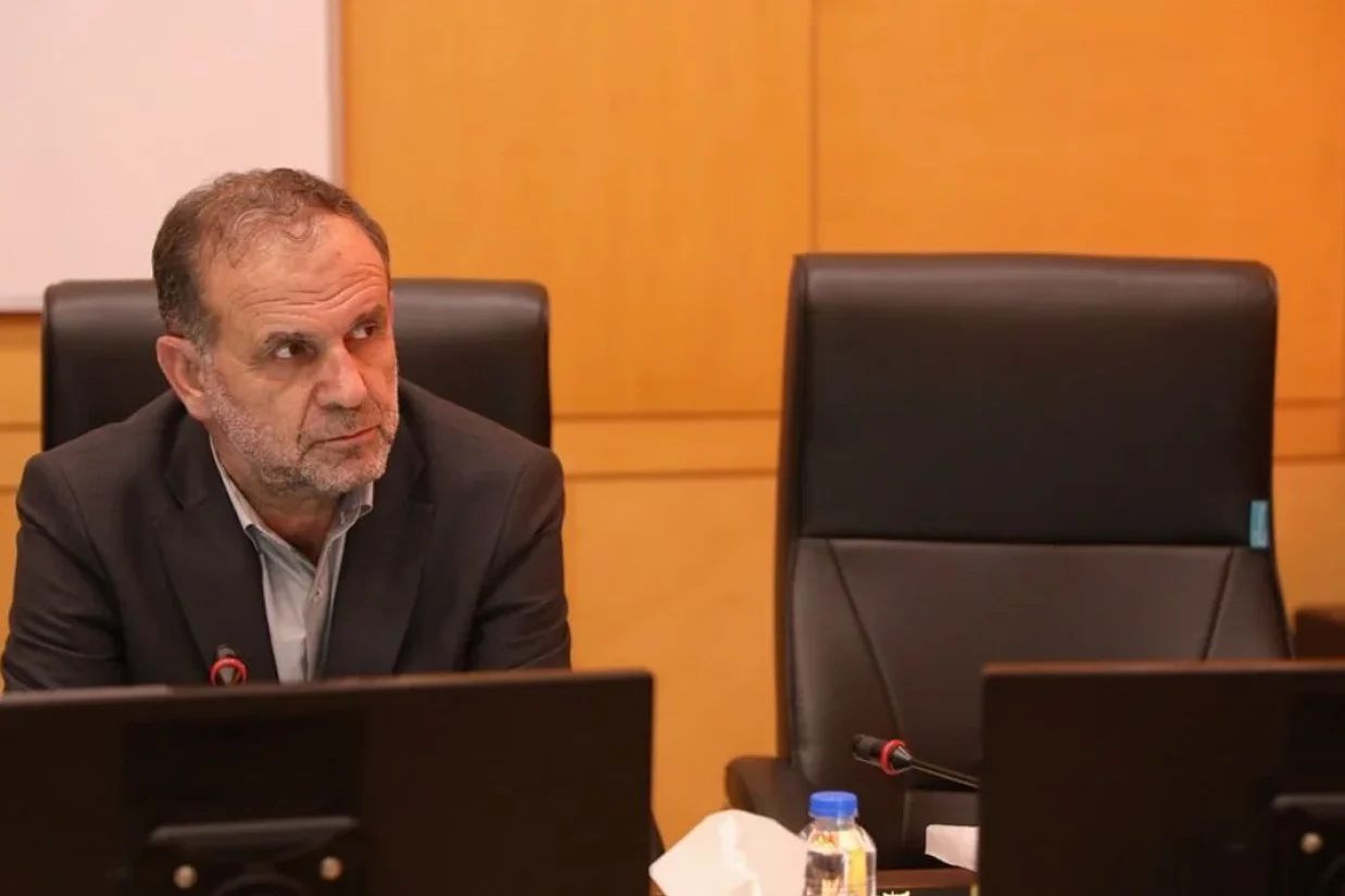 عبدالوحید فیاضی، عضو مجلس شورای اسلامی گفت مسئولین جمهوری اسلامی که فرزندانشان به خارج از ایران رفته‌اند، خارج بروند یا فرزندانشان را ایران بیاورند، «درست نیست این‌قدر از هم جدا باشند.»