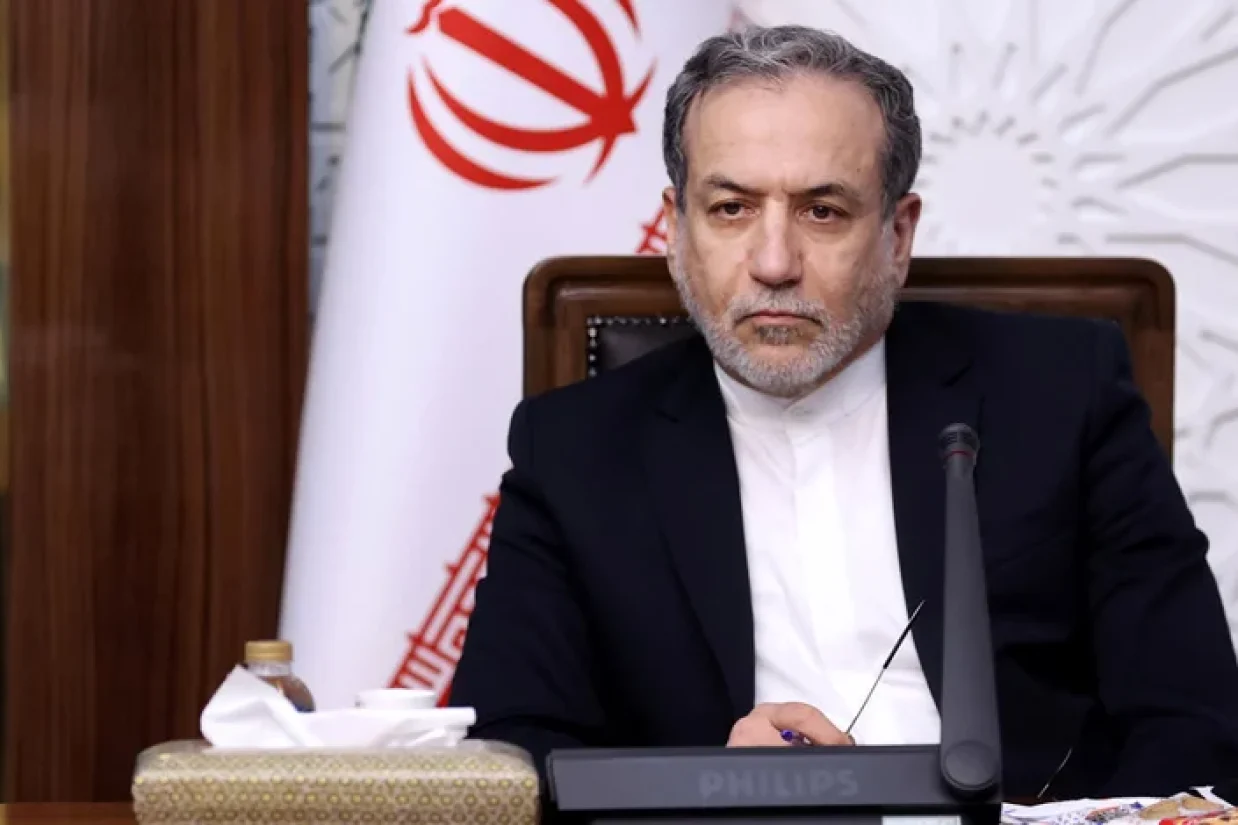 عباس عراقچی، وزیر امور خارجه جمهوری اسلامی گفته است همکاری‌های اخیر تهران با پکن «همسو با اجرایی کردن ابتکارات سه‌گانه» شی جین‎پینگ، رهبر حزب کمونیست چین بوده است.