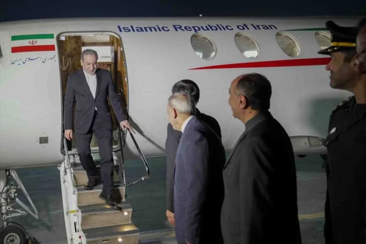 رسانه‌های داخلی ایران گزارش داده‌اند عباس عراقچی، وزیر امور خارجه جمهوری اسلامی جمعه، چهارم اردیبهشت وارد اسلام‌آباد شد.