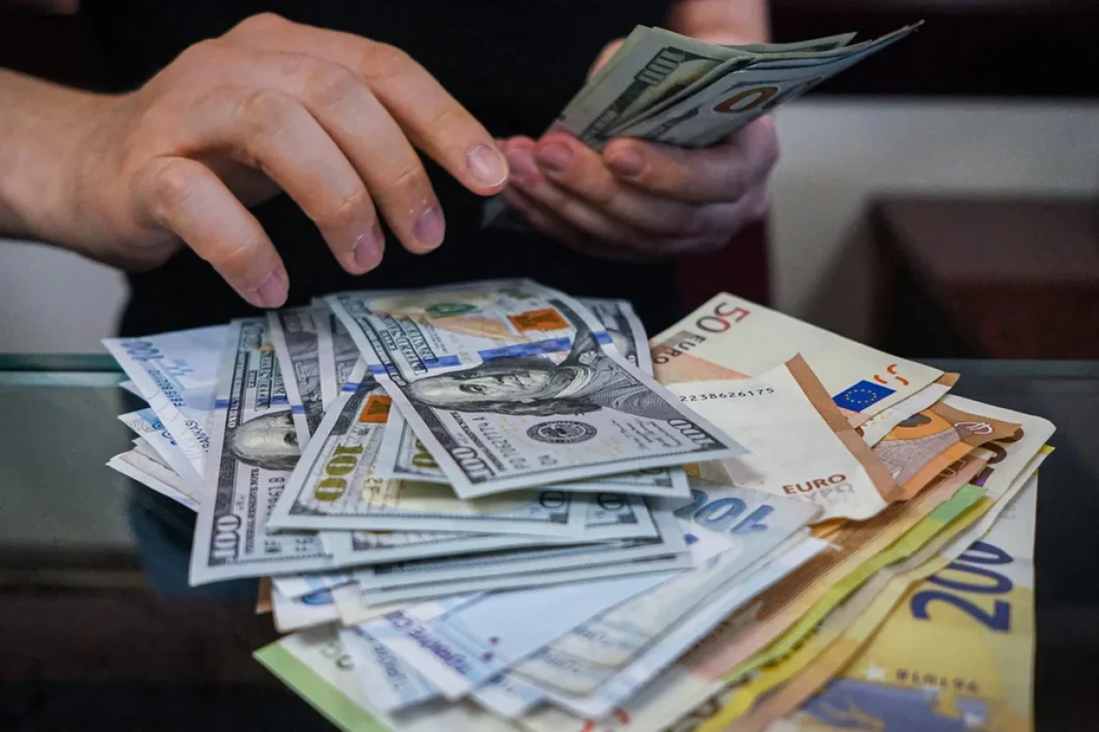 قیمت دلار در بازار آزاد تهران در روز پنج‌شنبه، سوم مهر به مرز ۱۰۸ هزار تومان رسید.
