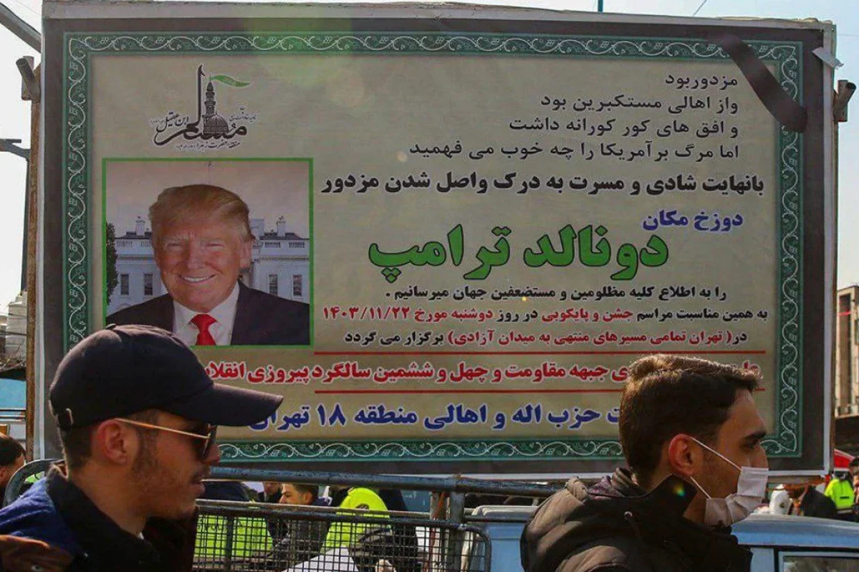 جمهوری اسلامی در مراسم سالگرد حکومتی ۲۲ بهمن، با اجرای نمایشی نمادین برای هوادارانش، دونالد ترامپ را دستگیر و به دار آویخت.