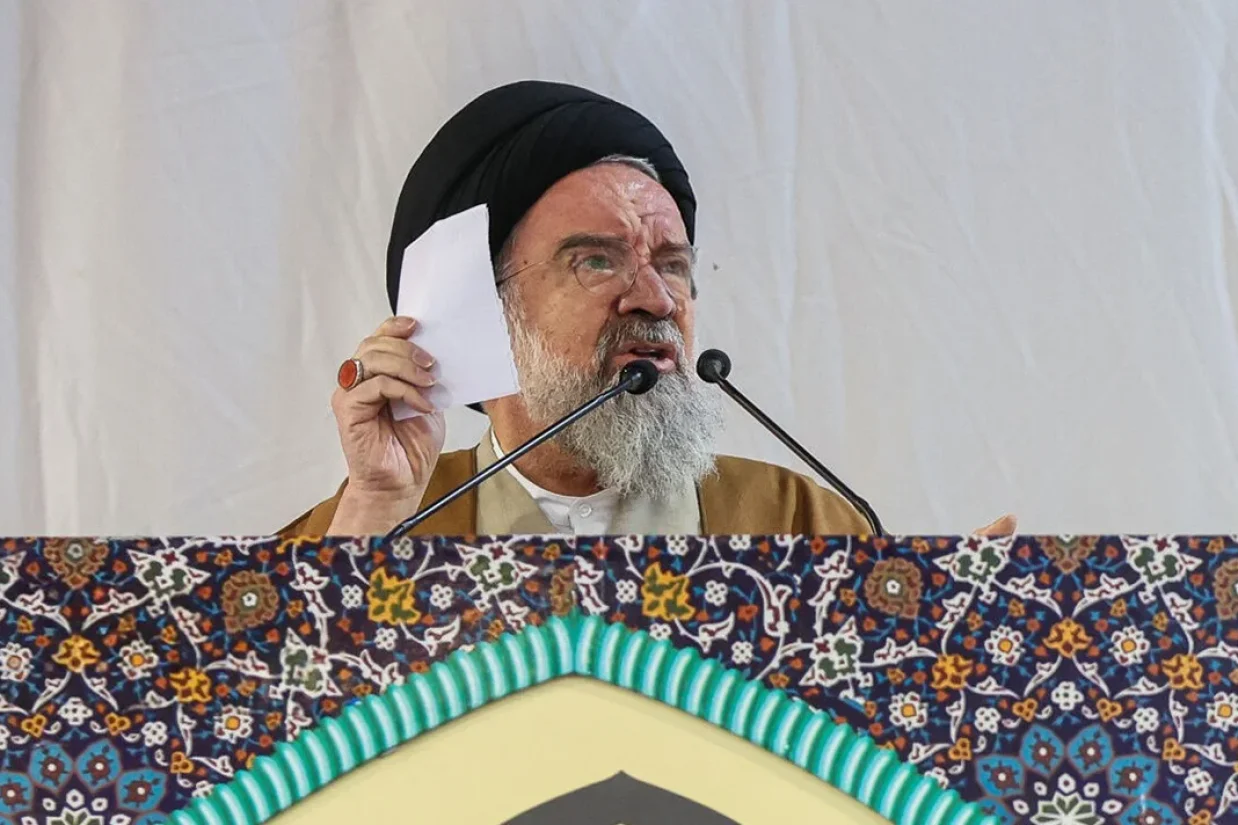احمدخاتمی، خطیب نماز جمعه تهران گفت سخن عباس عراقچی وزیر امور خارجه درباره «زیاده‌خواه» خواندن آمریکا و عدم بازگشت به میز مذاکره، درست و قابل تایید است و این موضع انقلاب اسلامی است.