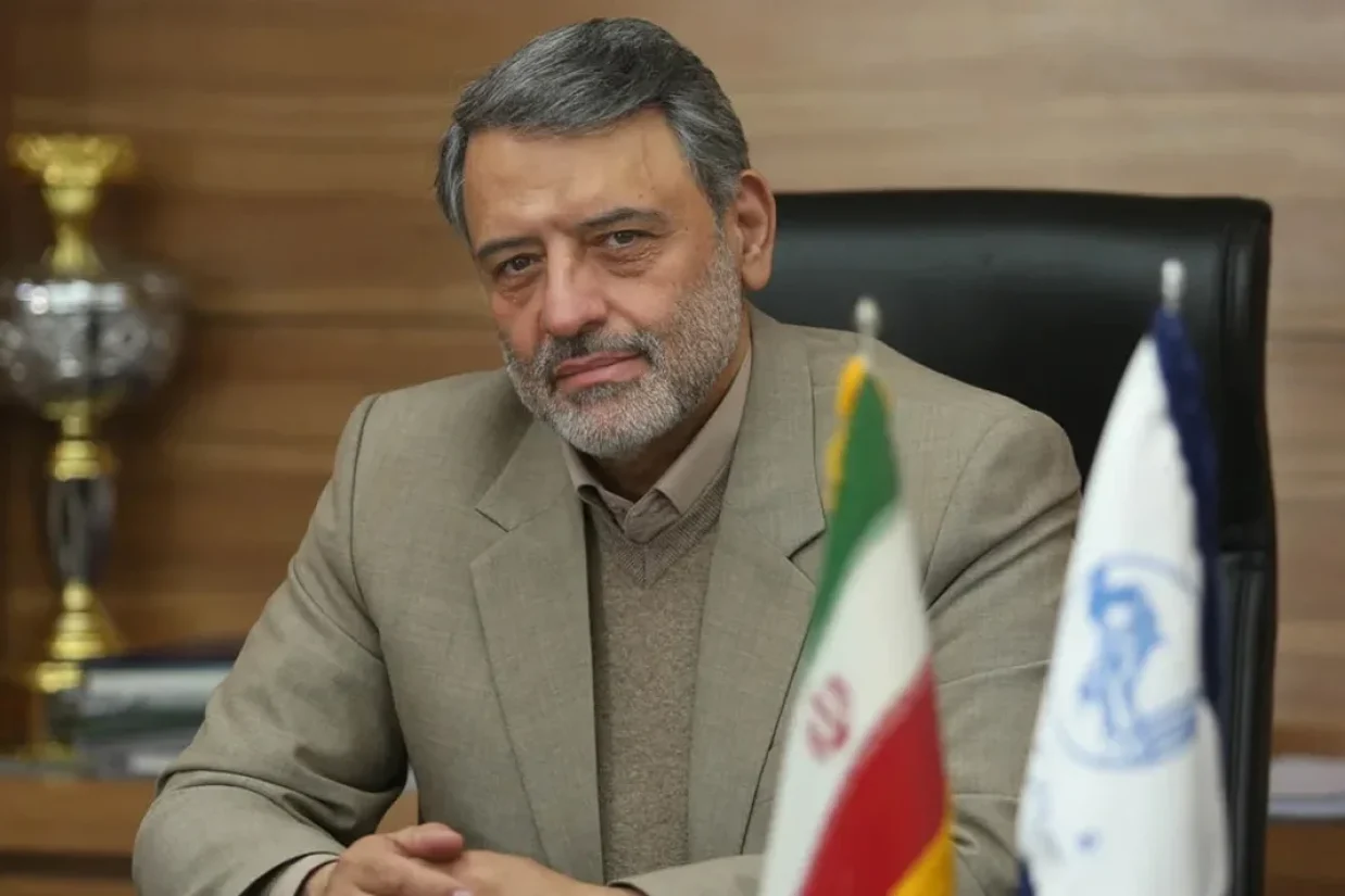 به دنبال درگذشت احمد بالدی، جوان ۲۰ ساله‌ای که در اعتراض به تخریب محل کسب پدرش در اهواز دست به خودسوزی زد، رضا امینی، شهردار اهواز، از سمت خود کناره‌گیری کرد.