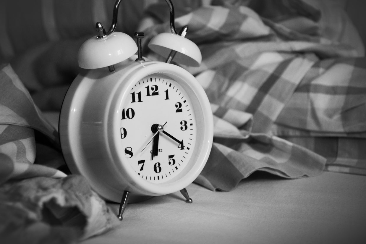 alarm-clock-analogue-bed-271818(2)