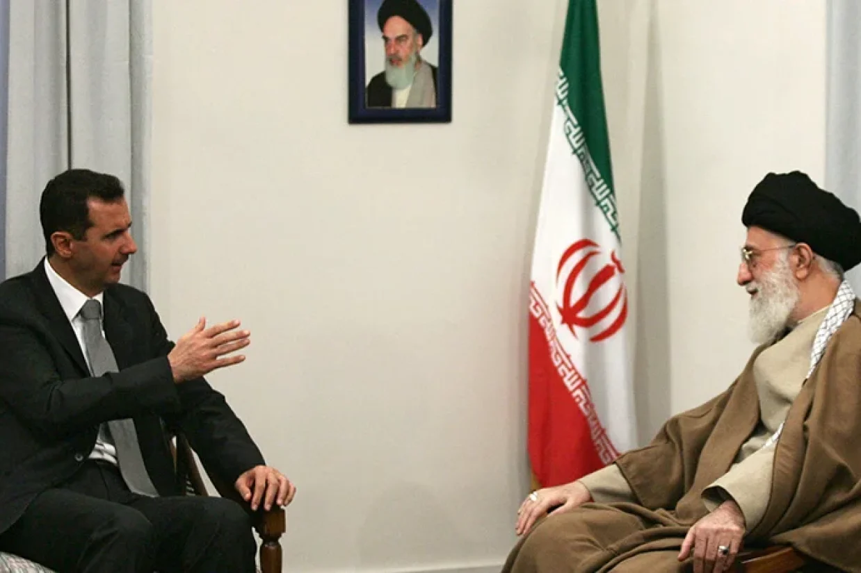 با آخرین نفس‌های دیکتاتوری بشار اسد در سوریه، زیرنویس تلویزیون جمهوری اسلامی خبر از نزدیک شدن «تروریست‌های مسلح» به دمشق می‌دادند.