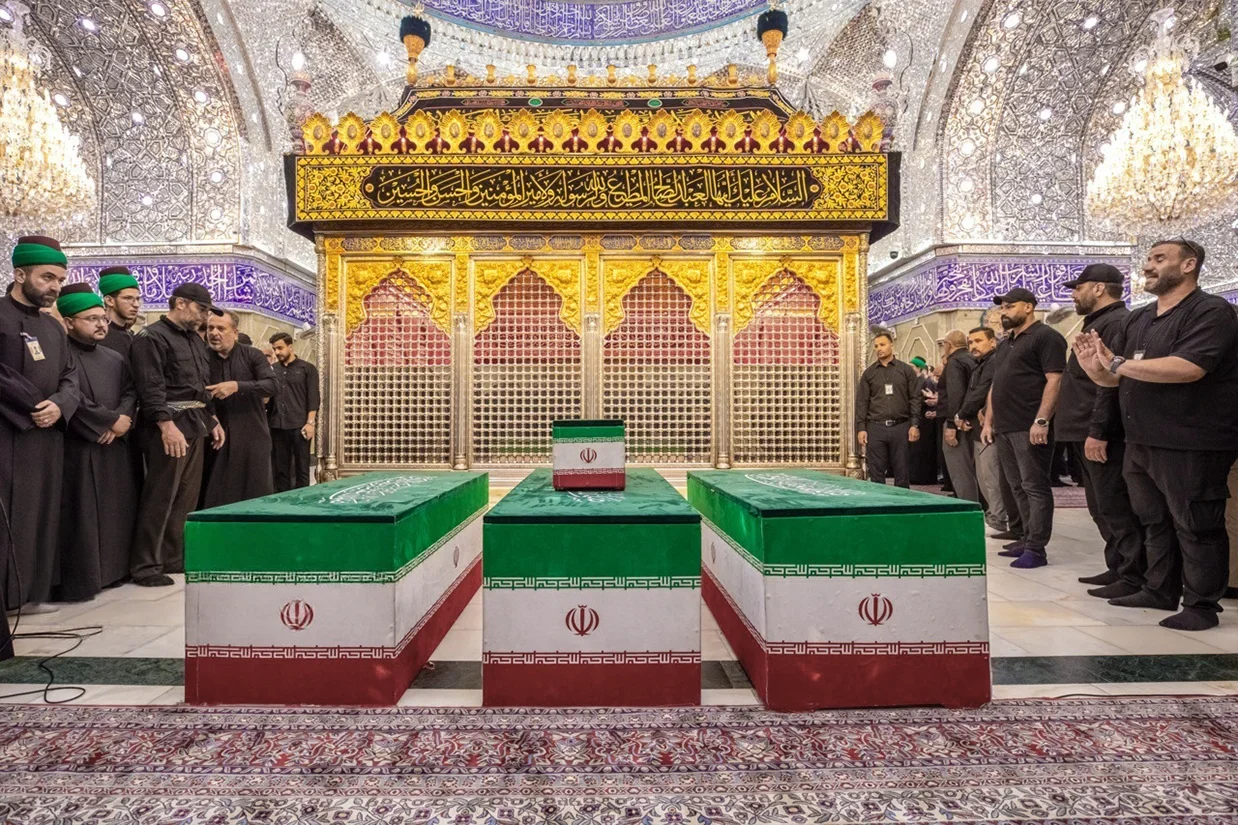 علی خامنه‌ای، رهبر کشته‌شده جمهوری اسلامی که در حملات آمریکا و اسرائیل در ۹ اسفند ۱۴۰۴ کشته شد، روز پنجشنبه ۱۸ تیر در حرم امام رضا در مشهد دفن شد.