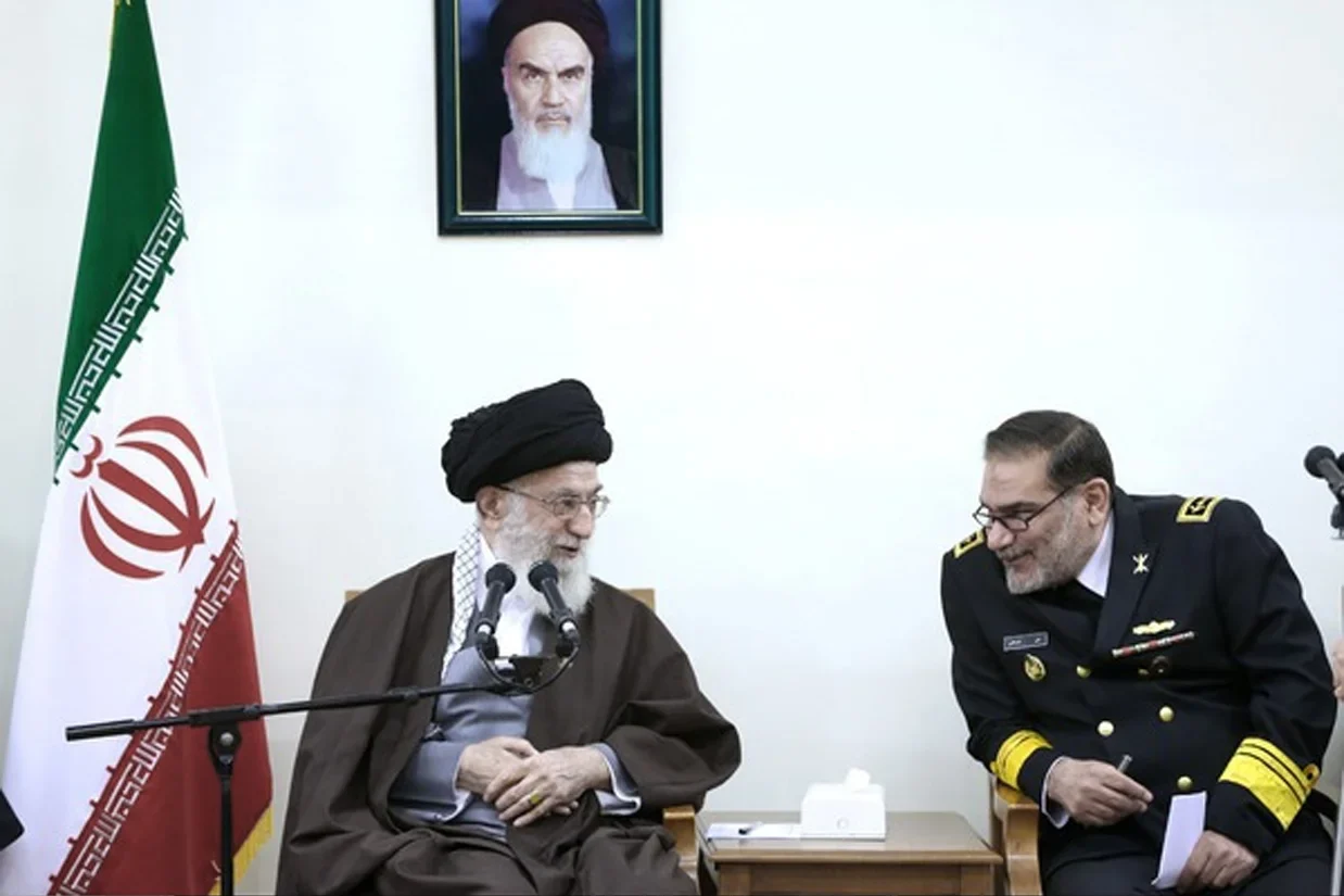 نورنیوز گزارش داد علی خامنه‌ای رهبر پیشین انقلاب اسلامی در لحظه بمباران مجتمع رهبری در حال برگزاری جلسه‌ای با فرماندهان عالی نظامی برای «مدیریت اغتشاشات» و «بررسی حمله قریب‌الوقوع آمریکا و اسرائیل» بود.