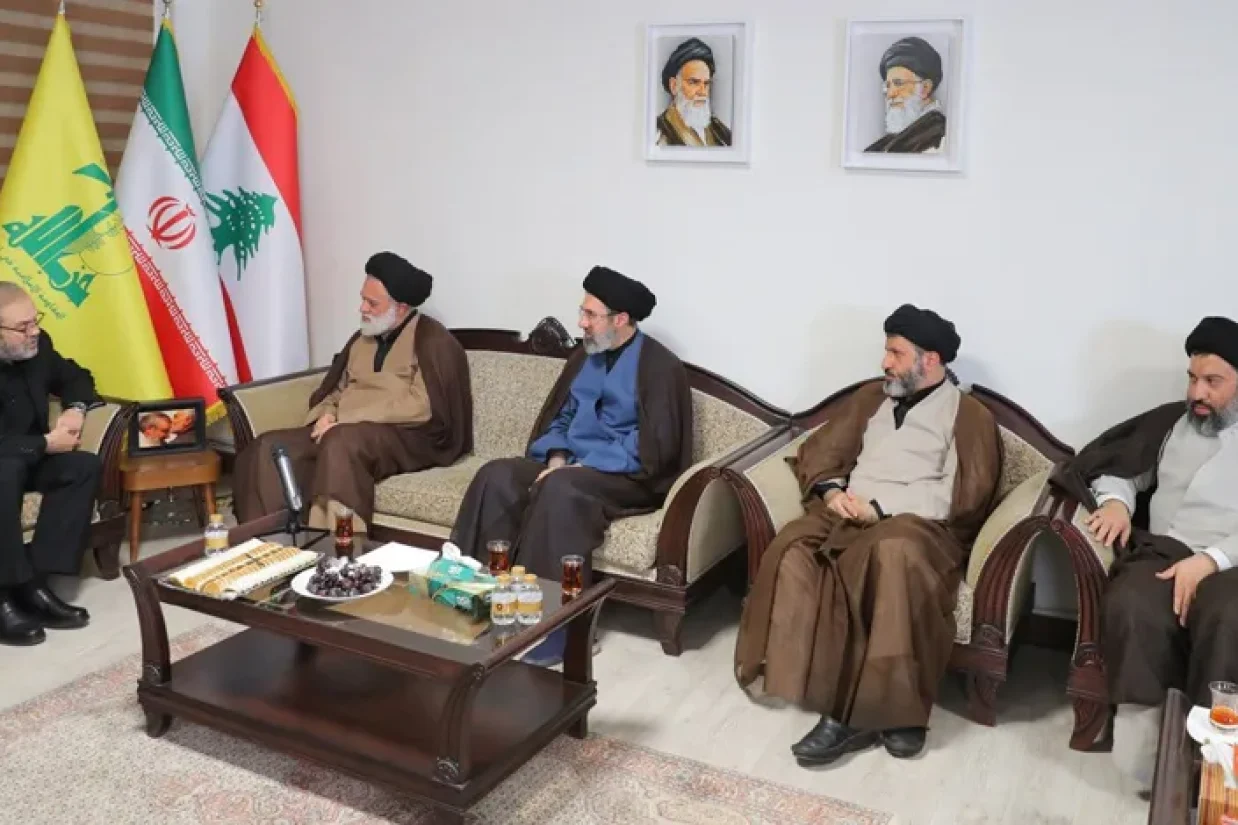 رسانه‌های داخلی ایران گزارش داده‌اند چهار فرزند پسر علی خامنه‌ای برای ابلاغ پیام «تبریک و تسلیت» رهبر جمهوری اسلامی به دفتر حزب‌الله در تهران رفتند.
