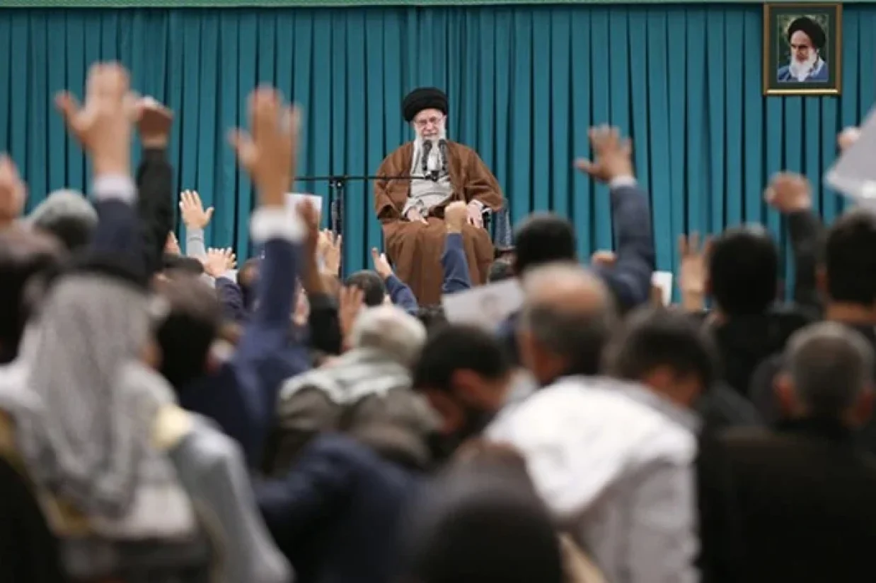 علی خامنه‌ای، رهبر جمهوری اسلامی روز شنبه اسرائیل و آمریکا را به «پاسخ کوبنده» در قبال حمله به ایران و متحدان این کشور تهدید کرد.