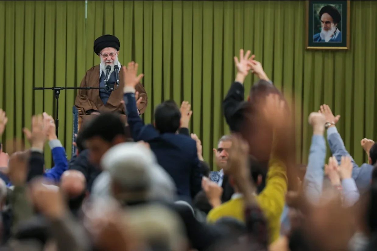 علی خامنه‌ای، رهبر جمهوری اسلامی گفت که ایران کمبودهای زیادی دارد که کوچکترین مشکلش، گردوغبار خوزستان است، اما کشور در حال پیشرفت است.