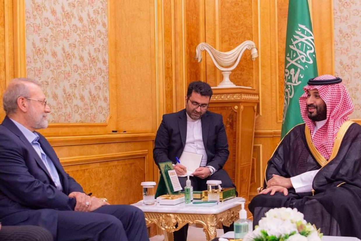 علی لاریجانی، دبیر شورای عالی امنیت ملی جمهوری اسلامی، امروز در ریاض با محمد بن سلمان، ولیعهد و نخست‌وزیر عربستان سعودی، دیدار و گفت‌وگو کرد.
