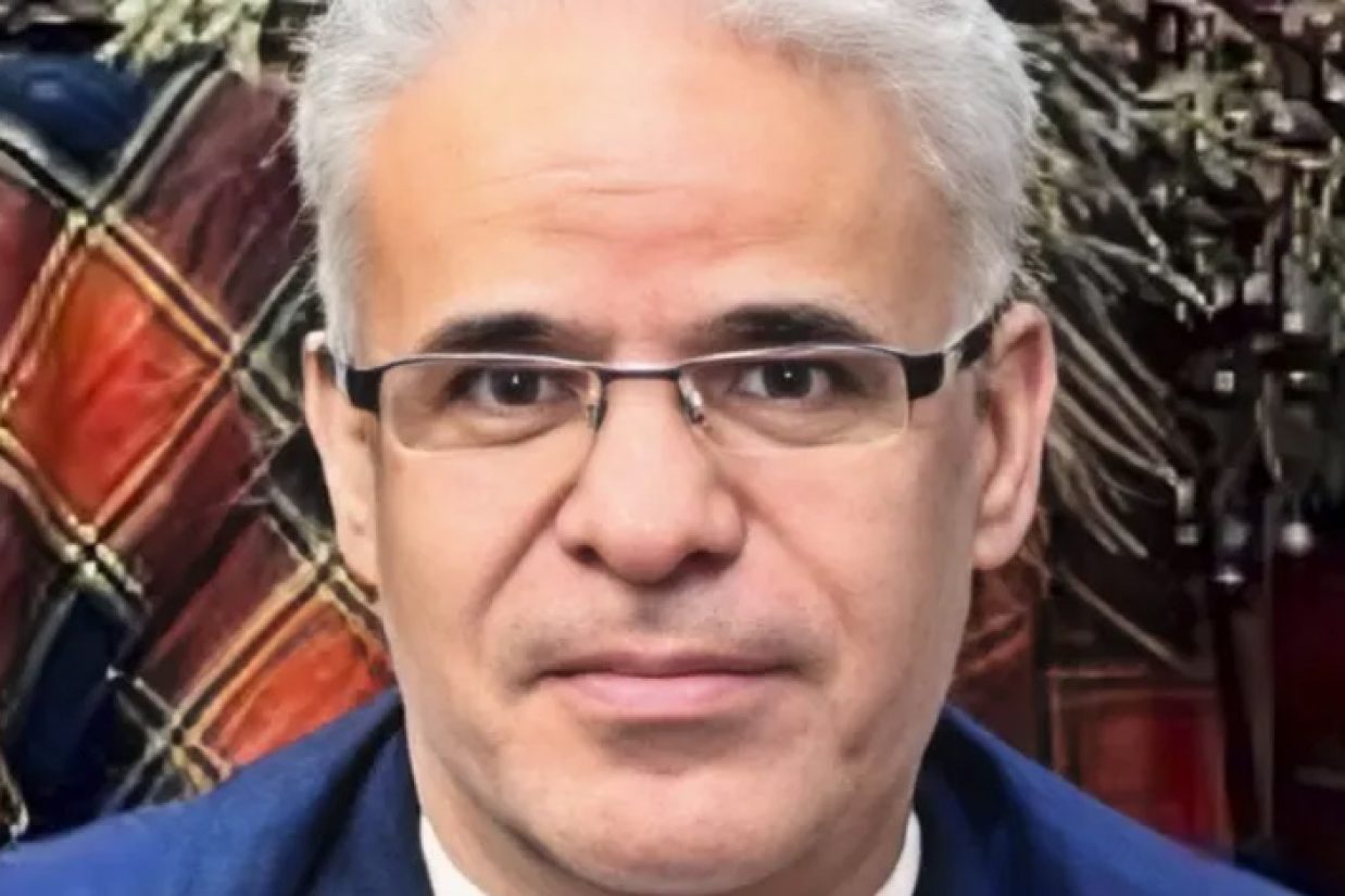 علی مصلحی، روزنامه نگار ساکن کاشان، از سوی دادگاه‌های انقلاب و کیفری این شهرستان طی دو رای مجزا در مجموع به شش سال و دو ماه حبس محکوم شده است.