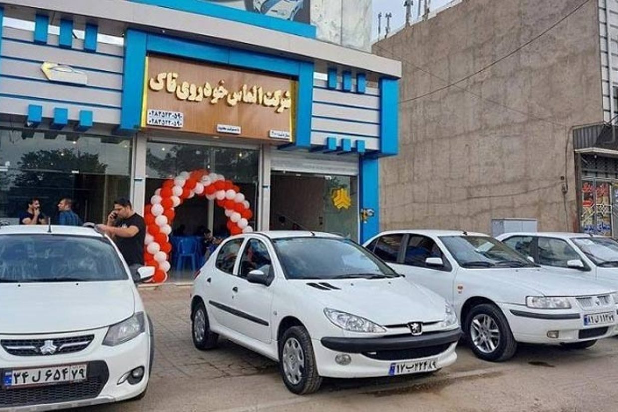 معاون سیاسی، امنیتی فرماندار تاکستان گفت: «تیراندازی در تجمع غیرقانونی سرمایه‌گذاران یکی از شرکت‌های پیش فروش خودرو در تاکستان منجر به کشته شدن یک نفر شد.»