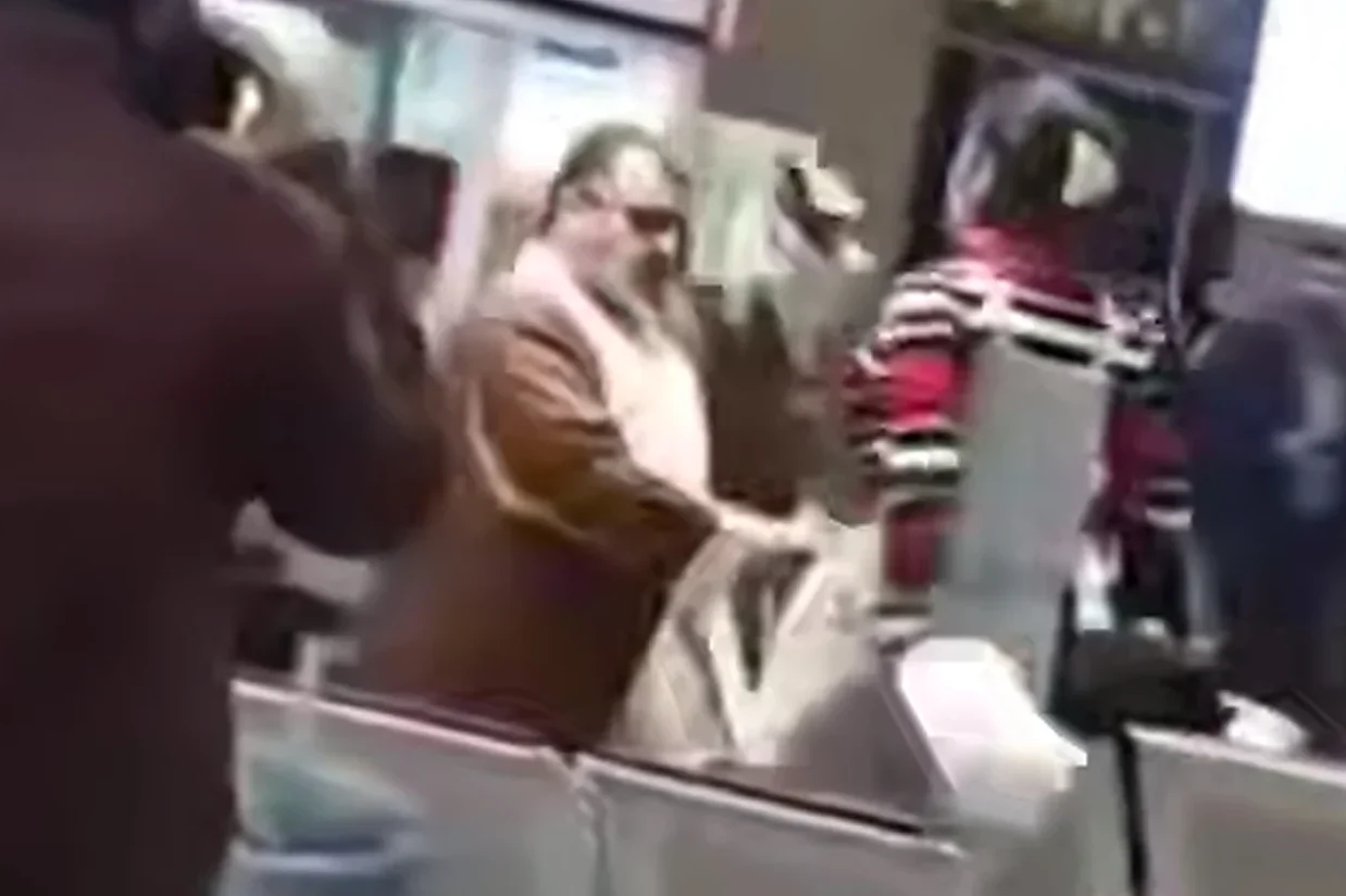 ویدیوی برداشتن عمامه یک طلبه حوزه علمیه در فرودگاه مهرآباد با واکنش کاربران شبکه‌های اجتماعی درباره حجاب اجباری همراه بوده است.