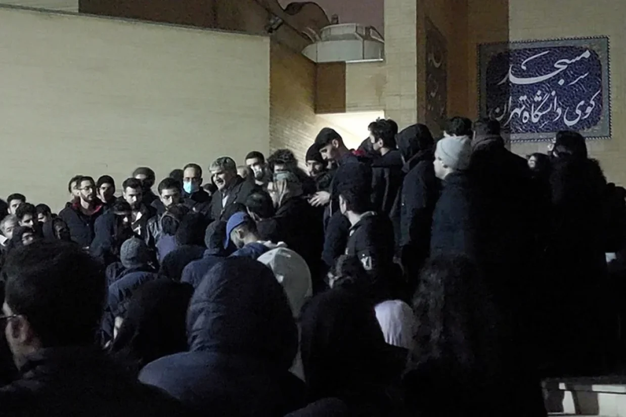 برای دومین روز پیاپی، جمعی از دانشجویان دانشگاه تهران روز شنبه ۲۷ بهمن مقابل کتابخانه مرکزی این دانشگاه تجمع اعتراضی برگزار کردند.