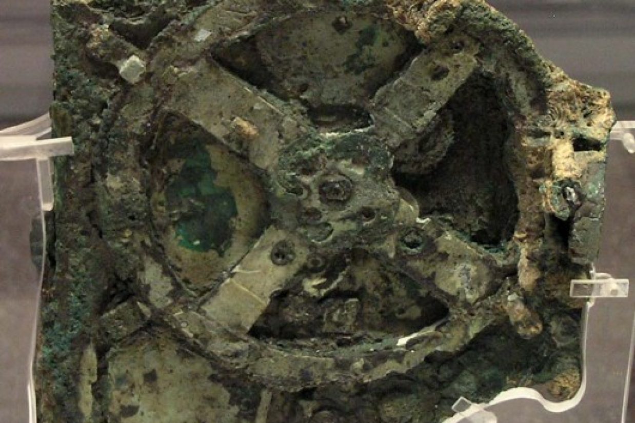 دستگاه آنتیکیتِرا Antikythera یک وسیله‌‏ی مکانیکی ۲۰۰۰ ساله است که برای محاسبه‎ی موقعیت خورشید، ماه، سیارات و تاریخ مسابقات المپیک باستانی استفاده‌‏می‌‏شد. این وسیله در یک کشتی غرق‌‏شده در یونان در سال ۱۹۰۰ میلادی کشف‌‏شد. (antikythera-mechanism.gr/)