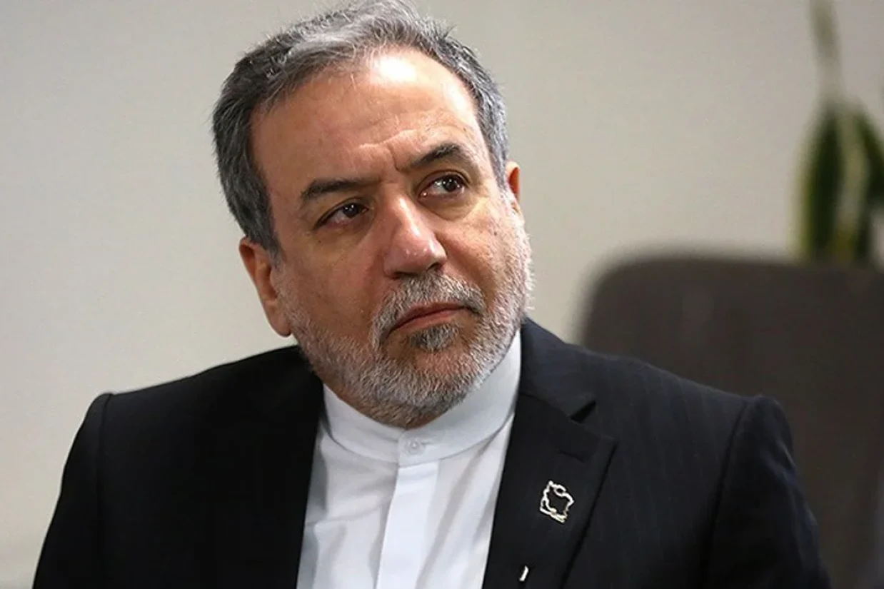 عباس عراقچی حمله آمریکا به ناو «دنا» در اقیانوس هند را «جنایت در دریا» خواند و هشدار داد واشینگتن از این اقدام «به‌شدت پشیمان خواهد شد.»
