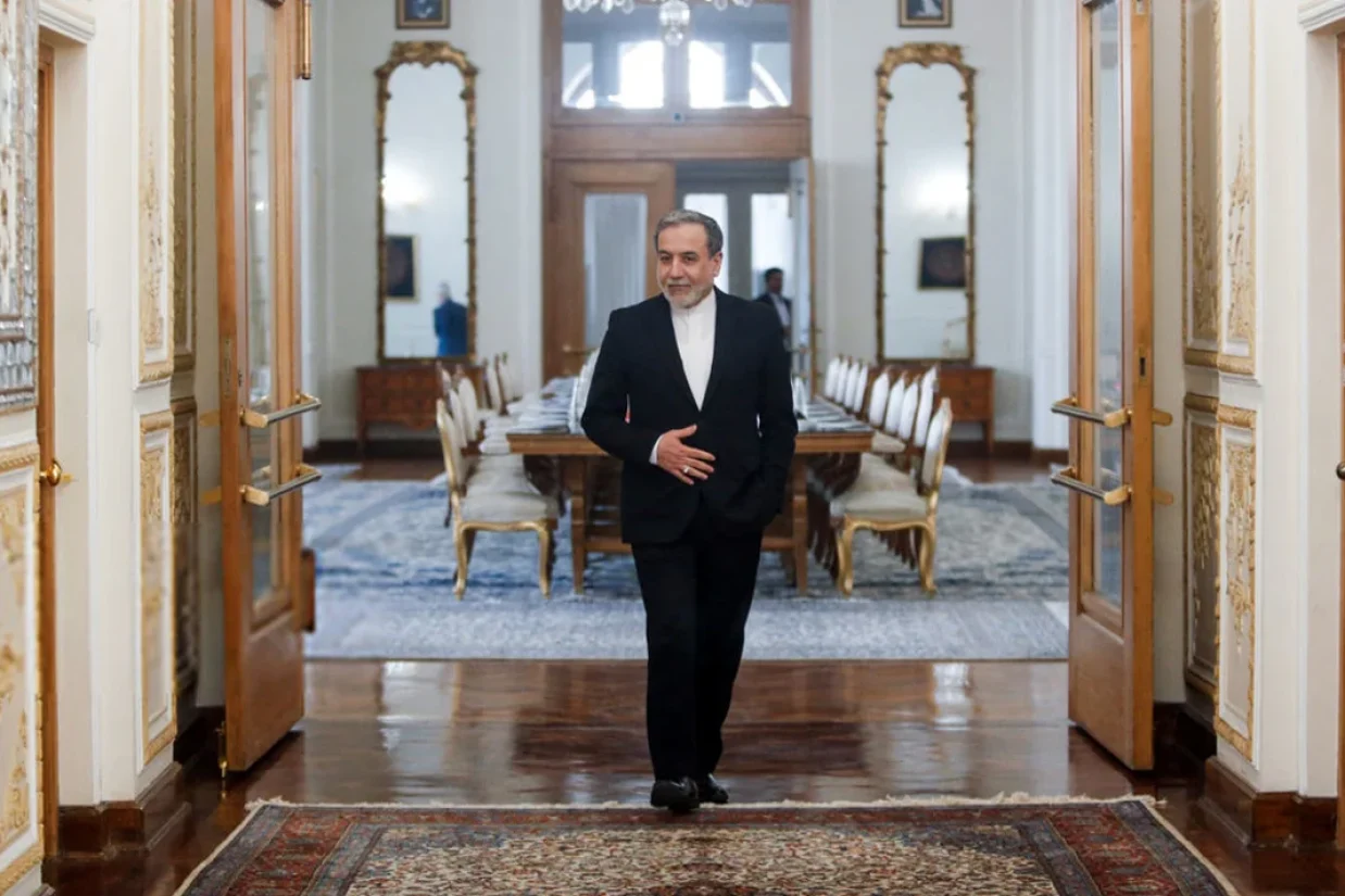 عباس عراقچی، وزیر خارجه جمهوری اسلامی گفته است که در سفر به روسیه، حامل پیام مستقیم رهبر جمهوری اسلامی برای ولادیمیر پوتین است.