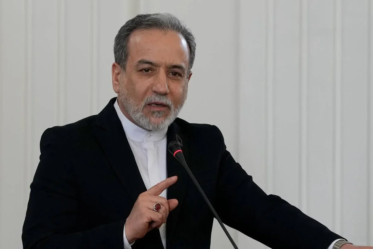 عباس عراقچی، وزیر امور خارجه جمهوری اسلامی در واکنش به اظهارات وزیر دفاع اسرائیل درباره قرار گرفتن مجتبی خامنه‌ای در فهرست «مرگ» گفت در صورت چنین اجرای چنین تهدیدی، جمهوری اسلامی پاسخ فوری خواهد داد.