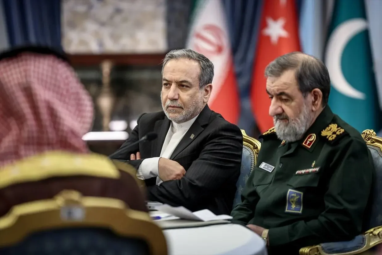عباس عراقچی گفت با وجود آمادگی نیروهای مسلح برای دفاع از کشور، تهران همچنان به دیپلماسی فرصت می‌دهد و تماس‌ها با میانجی‌ها برای بررسی راه‌های اجرای سریع‌تر طرح هفت‌روزه ادامه دارد.