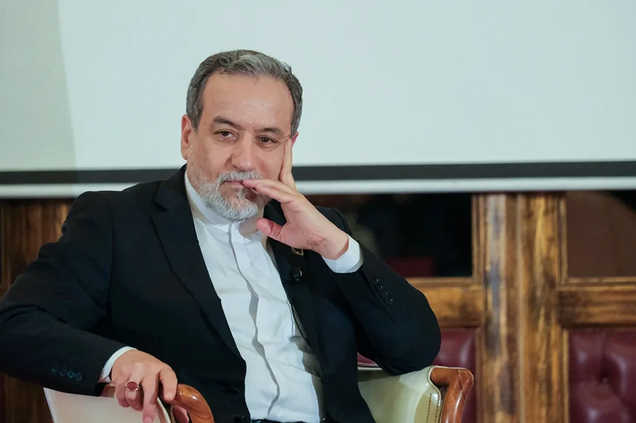عباس عراقچی در یادداشتی برای گاردین از اعلام آمادگی جمهوری اسلامی برای توافق هسته‌ای با آمریکا در صورت تامین منافعش خبر داد.