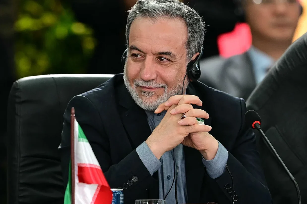 عباس عراقچی، وزیر امور خارجه جمهوری اسلامی ایران، قرار است امروز سه‌شنبه در حاشیه مجمع عمومی سازمان ملل با وزرای خارجه کشورهای بریتانیا، فرانسه و آلمان دیدار کند.