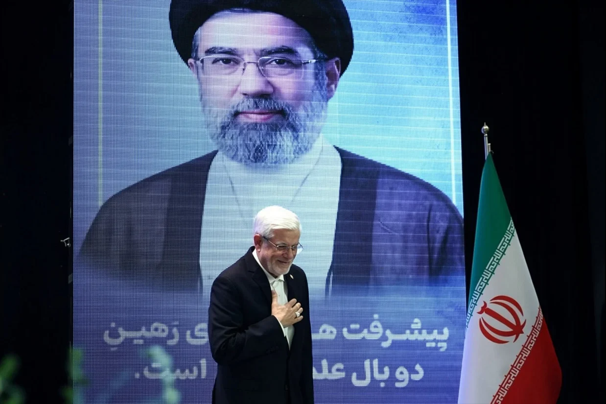 محمدرضا عارف، معاون اول رئیس‌جمهور جمهوری اسلامی، آمریکا را تهدید به کمبود سوخت کرد و گفت آمریکایی‌ها باید به فکر ذخیره بنزین و سوخت باشند؛ ماه‌های سیاهی در انتظار اقتصاد آمریکاست.