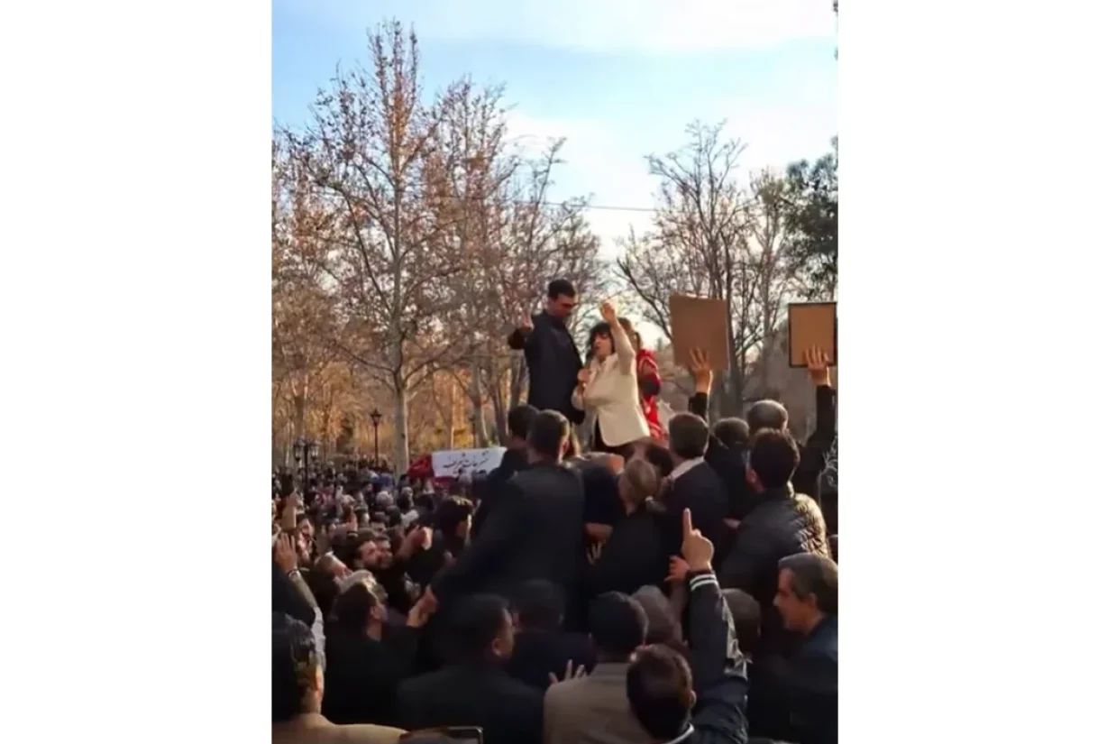 در مراسم بزرگداشت خسرو علیکردی، وکیل دادگستری، مردم شعار «رضا رضا پهلوی، این است شعار ملی» سر دادند. نرگس محمدی و چندین تن از خانواده‌های دادخواه را بازداشت شدند.