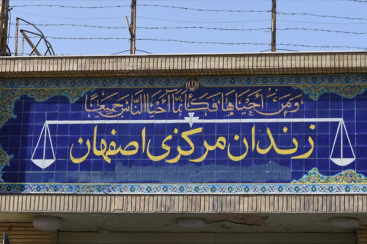 دادبان گزارش داد یکی از وکلای متهمان پرونده موسوم به «میدان شهدای اصفهان» از اطلاعات سپاه اصفهان به اتهام شکنجه، ضرب‌وشتم، تهدید، توهین و تعرض جنسی به متهمان شکایت کرد.