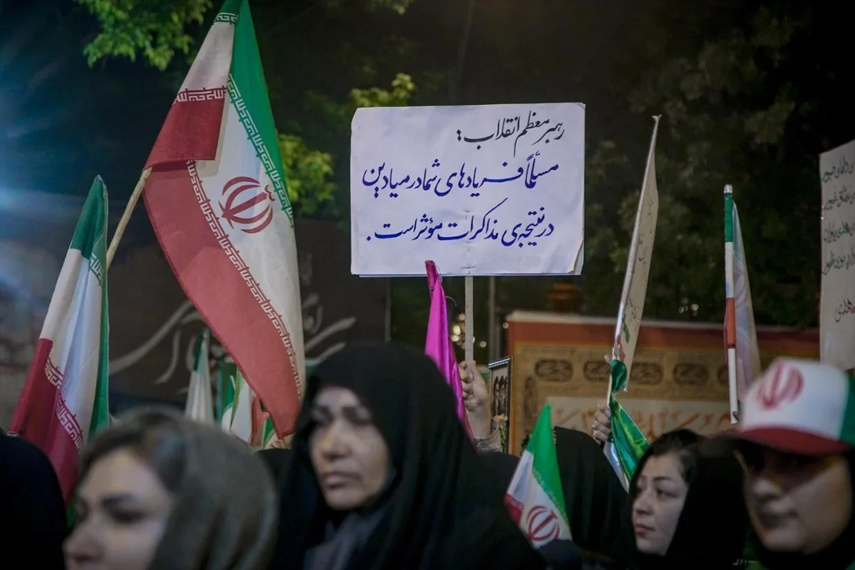 بر اساس گزارش آکسیوس، ایالات و جمهوری اسلامی بر سر متن یک توافق اولیه به تفاهم رسیده‌اند؛ توافقی که در صورت نهایی شدن، می‌تواند به بازگشایی تنگه هرمز، تمدید آتش‌بس برای ۶۰ روز و آغاز دور تازه‌ای از مذاکرات هسته‌ای منجر شود.