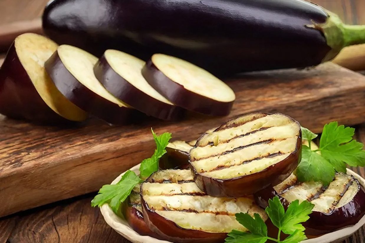 بادمجان غذای فوق‌العاده‌ای است، زیرا کالری و سدیم اندکی دارد و سرشار از فیبر رژیمی، ویتامین و مواد معدنی است؛ اما محتاط باشید مصرف زیاد بادمجان به‌طور بالقوه می‌تواند برای برخی افراد زیان‌بار باشد.